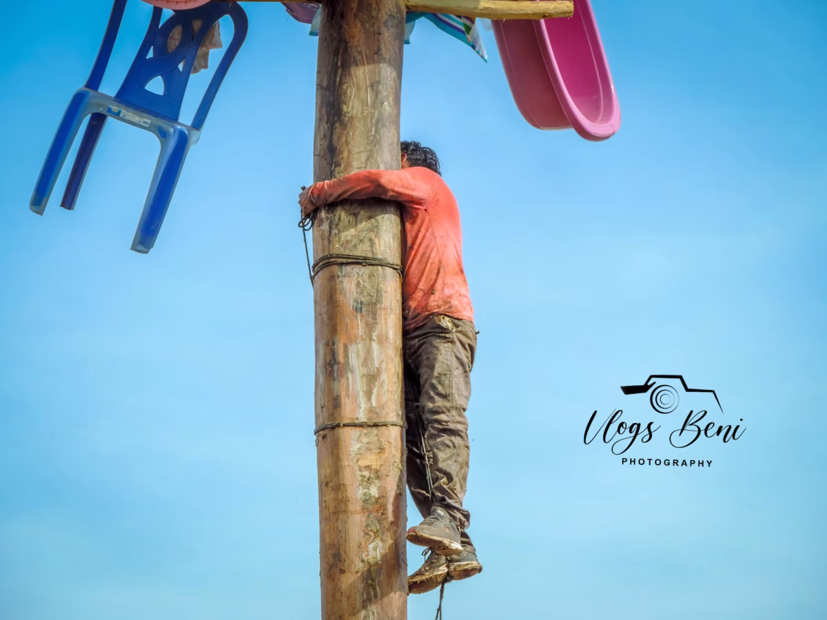 El palo ensebao es un juego tradicional muy popular en las fiestas patronales y eventos culturales de Bolivia. - Imagen 2